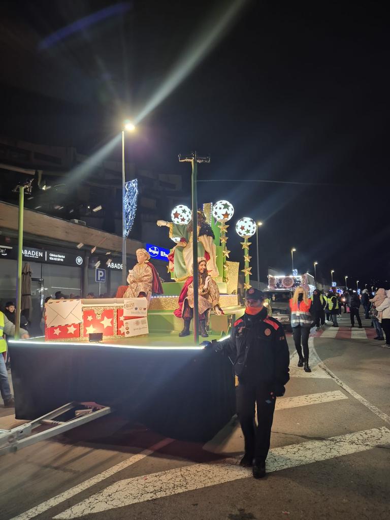 emergenciescat's tweet image. 👑🐪 Ahir al vespre, una quarantena d'Associacions de Voluntariat de #ProteccióCivil (AVPC) van donar suport a les cavalcades de Reis dels seus municipis

Van vetllar per la seguretat,  assegurant els recorreguts, informant, repartint polseres, difonent consells, etc.👏🏻