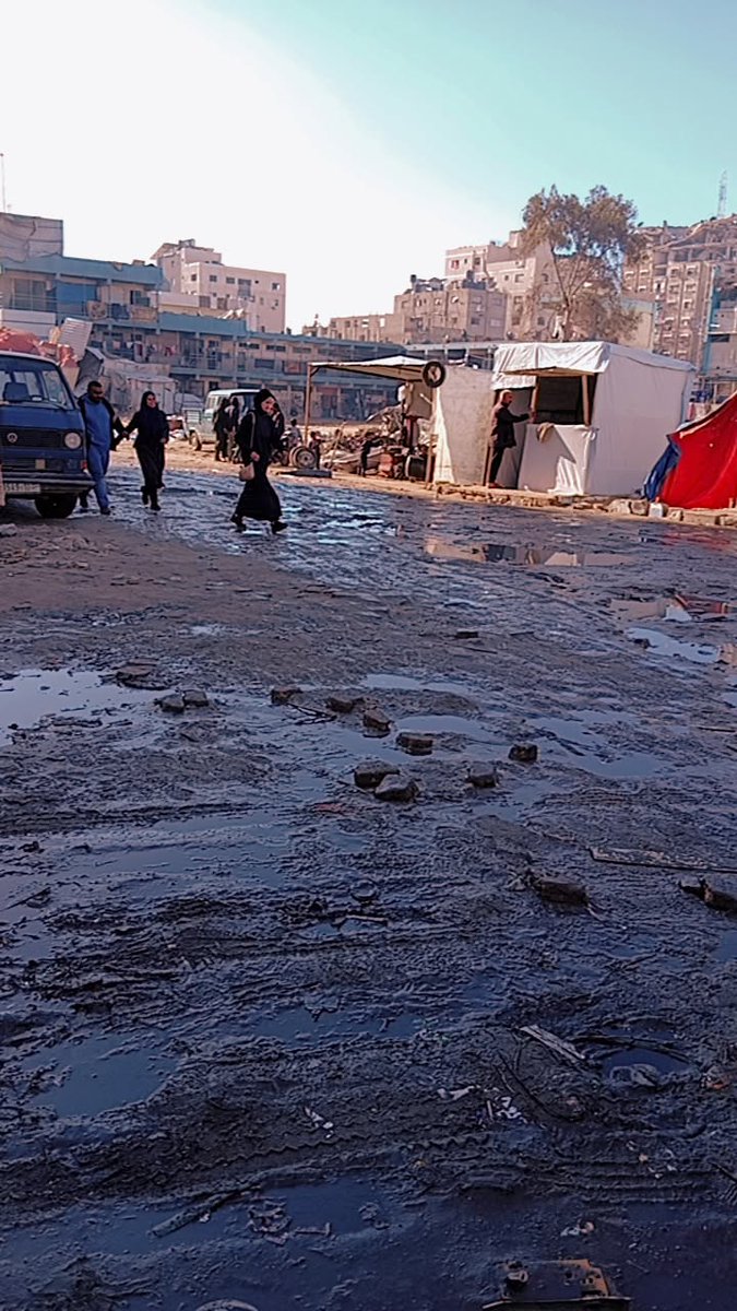 lamaharb233447's tweet image. This is the state of Gaza's streets: polluted water fills the roads, creating an uninhabitable environment. This water spreads diseases and threatens the health of children and the elderly, amidst a lack of resources and inadequate services.😔😔💔💔 chuffed.org/project/lamala…
