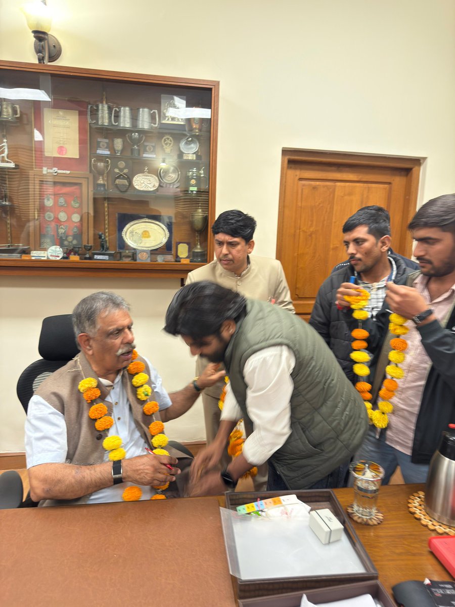 GajendraKhimsar's tweet photo. आज गढ़ खींवसर स्थित कार्यालय पर स्नेही परिवारजनों और क्षेत्रवासियों से आत्मिक मुलाकात हुई। https://t.co/wcrfZEhBBV