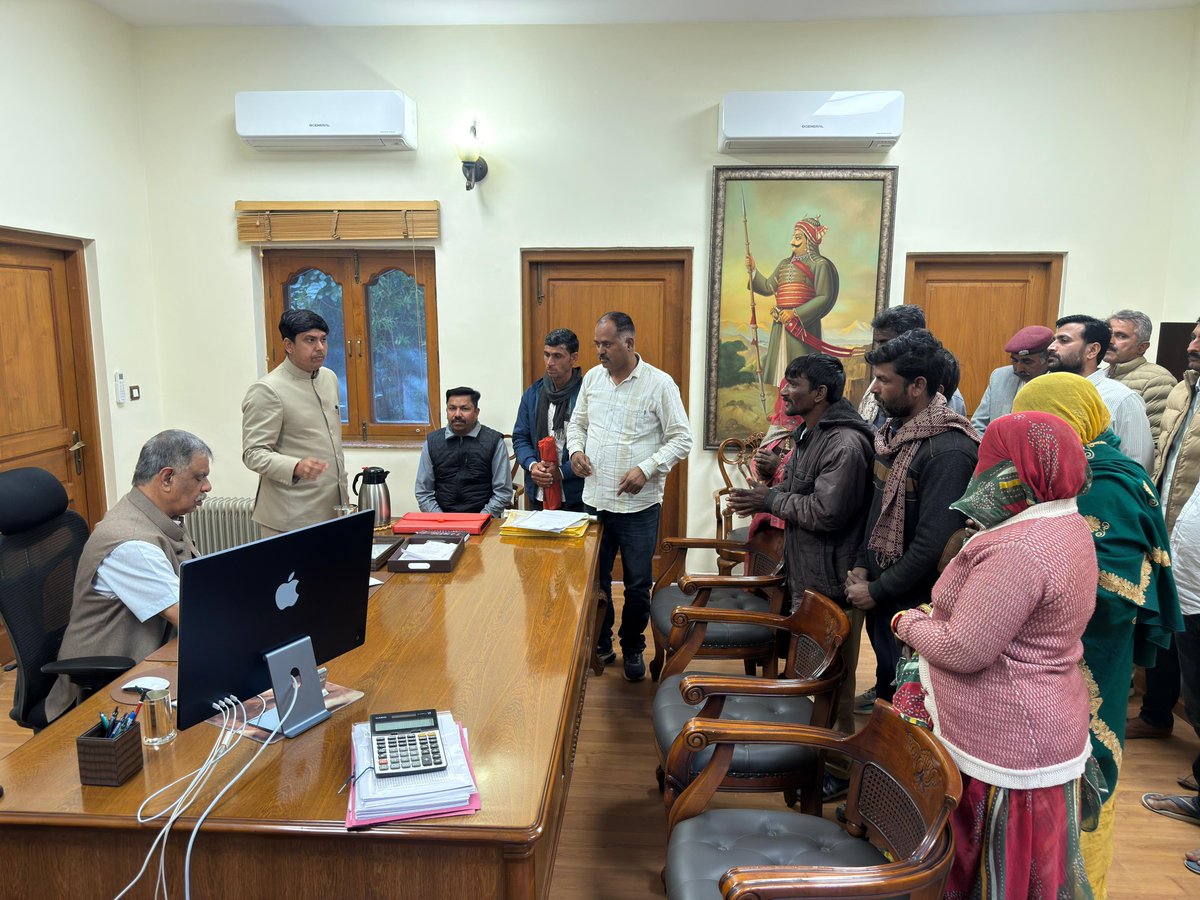 GajendraKhimsar's tweet photo. आज गढ़ खींवसर स्थित कार्यालय पर स्नेही परिवारजनों और क्षेत्रवासियों से आत्मिक मुलाकात हुई। https://t.co/wcrfZEhBBV