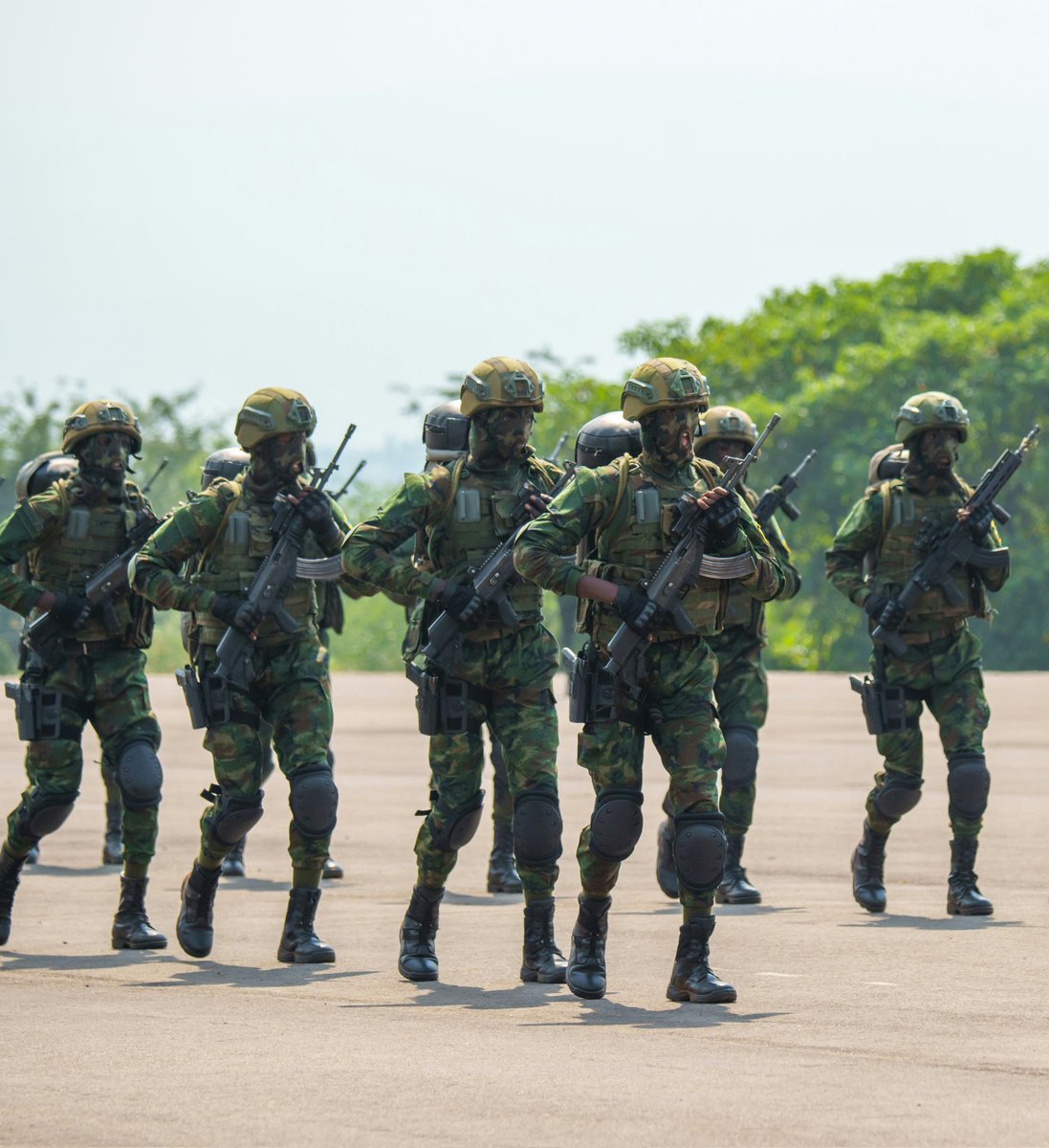 FilsDeBoncoeur's tweet photo. Sometimes they lose their lives so that ours may go on. It is an enormous sacrifice for people to lose their lives to allow us to live ours. 

We owe them a lot of respect, appreciation and protection as well as collaboration and support in everything. 🇷🇼 https://t.co/xmnM74Acgq