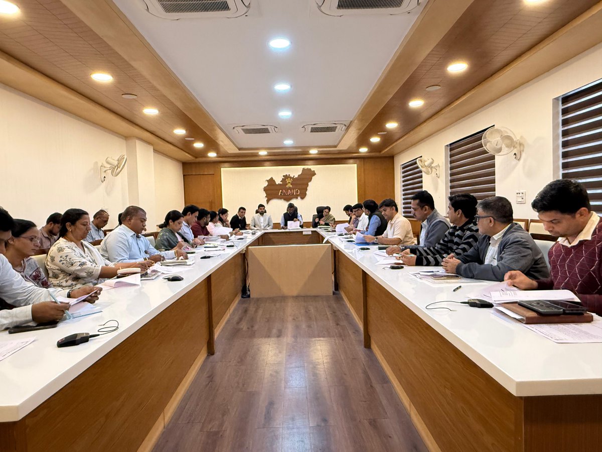 CollectorAnd's tweet photo. પર્યાવરણ રક્ષણ માટે 'Mission LiFE' નો સંકલ્પ! 
માનનીય વડાપ્રધાન શ્રી નરેન્દ્રભાઈ મોદી સાહેબના 'Mission LiFE' (Lifestyle For Environment) ના મંત્રને સાર્થક કરવાના હેતુથી સરકારશ્રીના ક્લાઈમેટ ચેન્જ વિભાગ, ગાંધીનગરની સૂચના મુજબ એક વિશેષ બેઠકનું આયોજન કરવામાં આવ્યું.
આ બેઠકમાં જિલ્લા અને તાલુકા કક્ષાએ ક્લાઇમેટ ચેન્જની અસરો ઘટાડવા અને તેના વ્યાપક પ્રચાર-પ્રસાર માટેનું સુચારુ આયોજન કરવામાં આવ્યું હતું. પર્યાવરણ લક્ષી જીવનશૈલી એ જ સુરક્ષિત ભવિષ્યનો પાયો છે. 
#MissionLiFE #ClimateChange