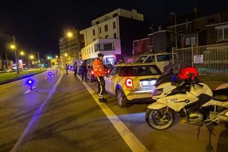 CerfiaFR's tweet image. 🇧🇪🍷🚙 INSOLITE | Un garçon de 12 ans intercepté au volant lors d’un contrôle de police en Belgique. Son père, assis sur le siège passager, a reconnu avoir trop bu et lui avoir confié la voiture. La mère et deux autres enfants se trouvaient également à bord.

Après un PV et une…