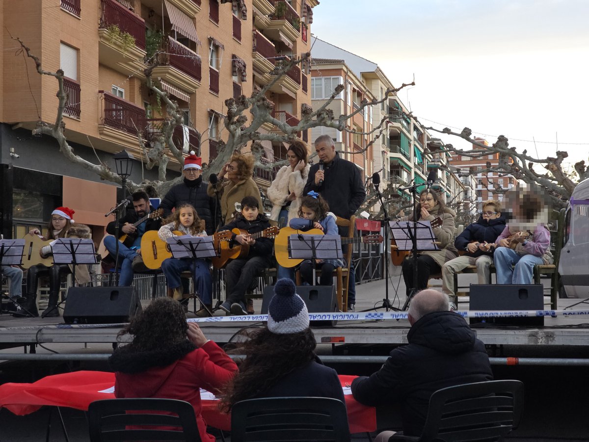 avparquemartos's tweet photo. 🎄✨ Así vivimos nuestra Zambombá: una tarde llena de música y tradición, con más de 140 participantes.

🏆 Premios:
🥇 Coro Divina Pastora
🥈 Trovadores de Asís
🥉 Coro Iglesia Evangélica

Actividad posible gracias a la colaboración del @AytoMartos https://t.co/Brk1nNnaMU