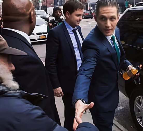 "1. Nigdy nie podawaj ręki, siedząc.
2. Nigdy nie krytykuj jedzenia, gdy jesteś gościem.
3. Nie jedz ostatniego kawałka czegoś, czego sam nie kupiłeś.
4. Chroń tych, którzy stoją za tobą, i szanuj tych, którzy są obok ciebie.
5. Nigdy nie składaj pierwszej oferty w negocjacjach.