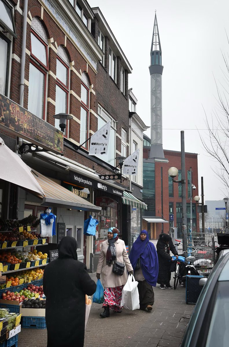 Ik heb het idee dat de dioptrie van de bril van Tanja niet meer klopt.
Want als je gewoon je ogen gebruikt zie je in bijvoorbeeld de Utrechtse Kanaalstraat genoeg hoor…
Heeft níets met “een narratief” te maken.
Ik “geloof” niet wat ik zie - ik zíe wat ik zie!
👇🏼