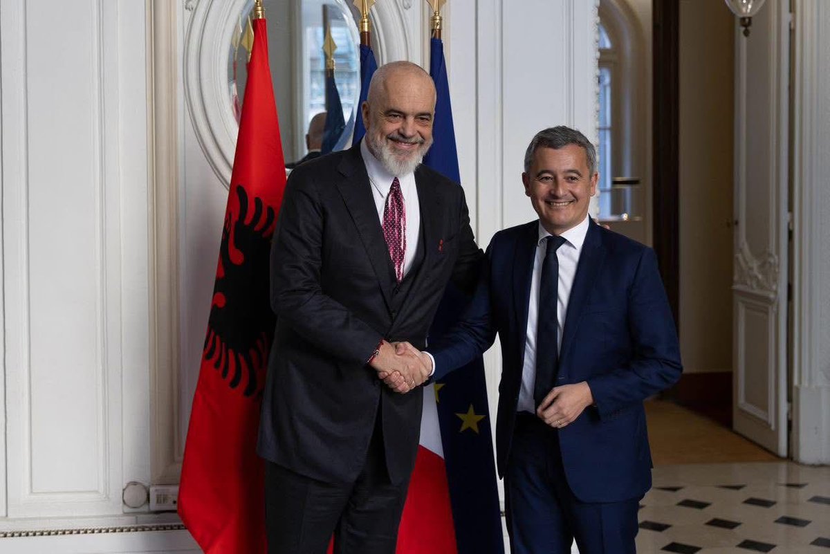 AlbanianDiplo's tweet image. 📍Paris – KM @ediramaal përpara samitit të Koalicionit të Vullnetmirëve për Ukrainën, thirrur nga Presidenti Emmanuel Macron në Pallatin Elysée, me ministrin e  Drejtësisë së Francës, Gérald Darmanin mbi pjesëmarrjen e partnerëve francezë në grupin e reflektimit mbi problematikat…