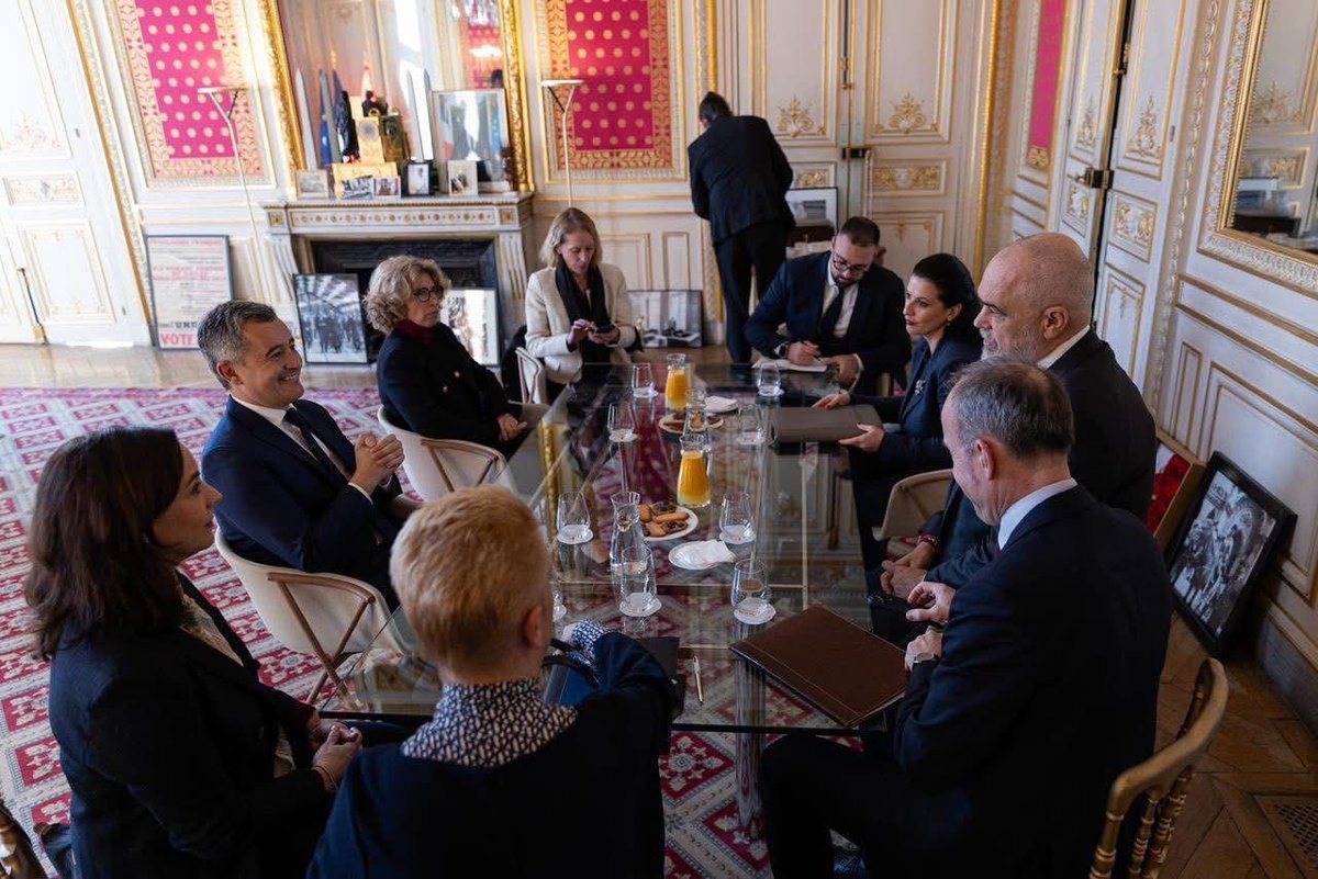 AlbanianDiplo's tweet image. 📍Paris – KM @ediramaal përpara samitit të Koalicionit të Vullnetmirëve për Ukrainën, thirrur nga Presidenti Emmanuel Macron në Pallatin Elysée, me ministrin e  Drejtësisë së Francës, Gérald Darmanin mbi pjesëmarrjen e partnerëve francezë në grupin e reflektimit mbi problematikat…
