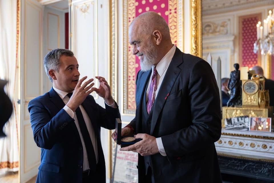 AlbanianDiplo's tweet image. 📍Paris – KM @ediramaal përpara samitit të Koalicionit të Vullnetmirëve për Ukrainën, thirrur nga Presidenti Emmanuel Macron në Pallatin Elysée, me ministrin e  Drejtësisë së Francës, Gérald Darmanin mbi pjesëmarrjen e partnerëve francezë në grupin e reflektimit mbi problematikat…