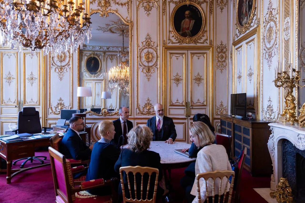 AlbanianDiplo's tweet image. 📍Paris – KM @ediramaal përpara samitit të Koalicionit të Vullnetmirëve për Ukrainën, thirrur nga Presidenti Emmanuel Macron në Pallatin Elysée, me ministrin e  Drejtësisë së Francës, Gérald Darmanin mbi pjesëmarrjen e partnerëve francezë në grupin e reflektimit mbi problematikat…