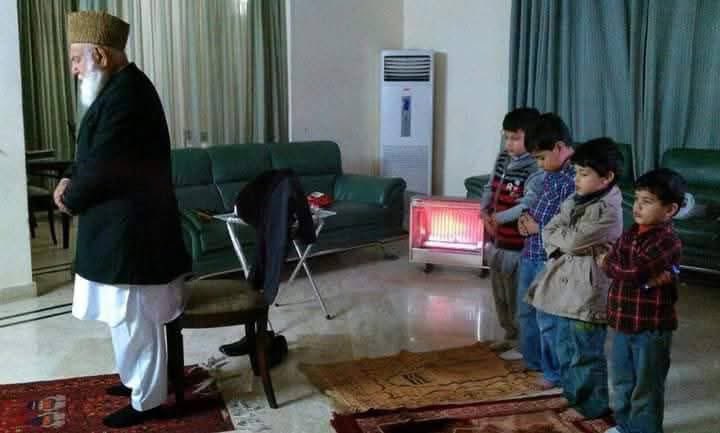 #RememberingQaziHussainAhmed
آج یہ بچے جین زی کی صفوں میں ہوں گے 
ان شاءاللہ