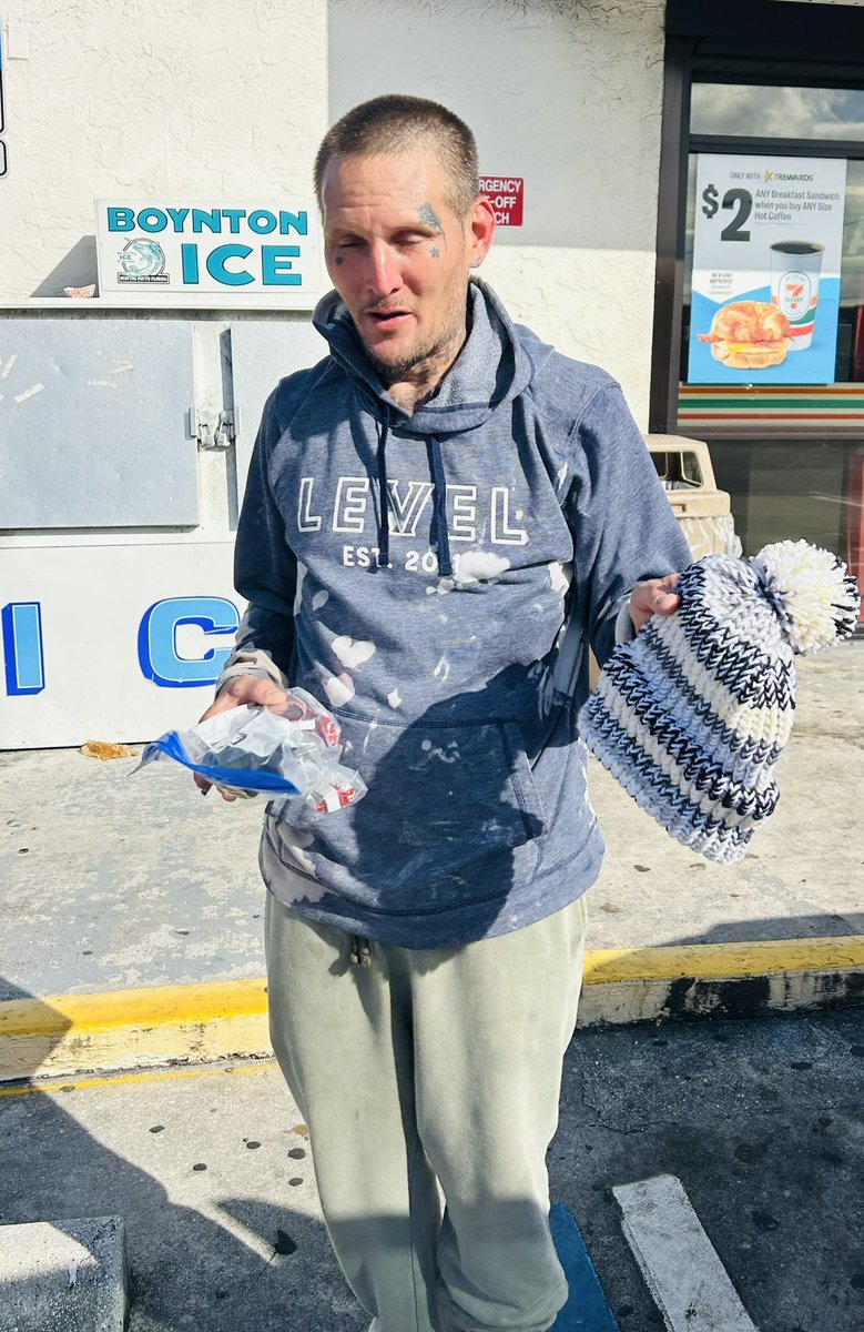 SolaScriptura98's tweet image. I forgot to post yesterday but plz pray for Ian, a homeless man who has had some rough times. I explained salvation to him carefully and insured that he knew that his past could be forgiven in an instant. No one has to be perfect, they just have to humble themselves b4 God and be…