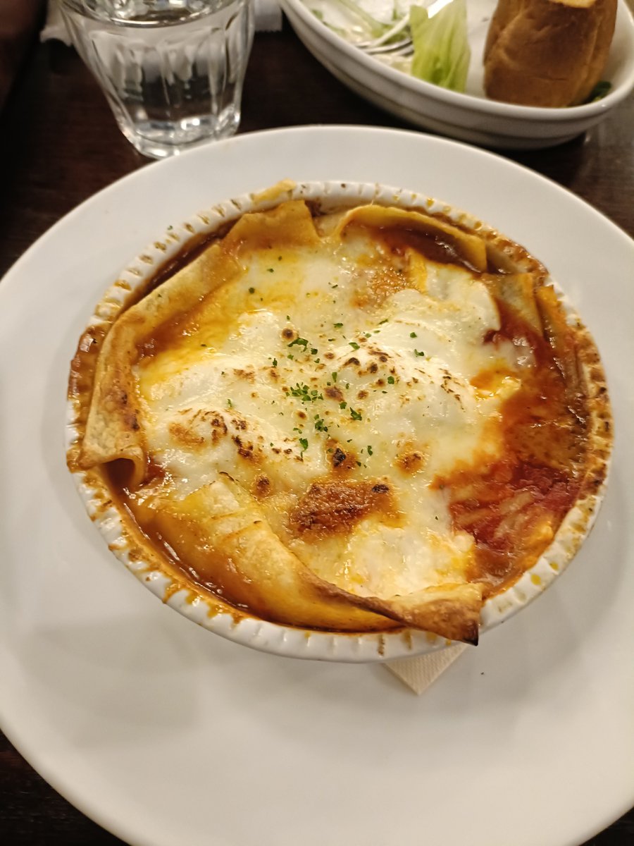 昨日はアトレ品川『ベルジアン　ブラッスリーコート　ルーヴェン』で、ラザニアランチ（1500円）しました。とてもおいしかった、アツアツのラザニア。品川駅周辺は仕事始めの人でにぎわっていました。男女ともに着物の人もいましたなぁ。tabelog.com/tokyo/A1314/A1…