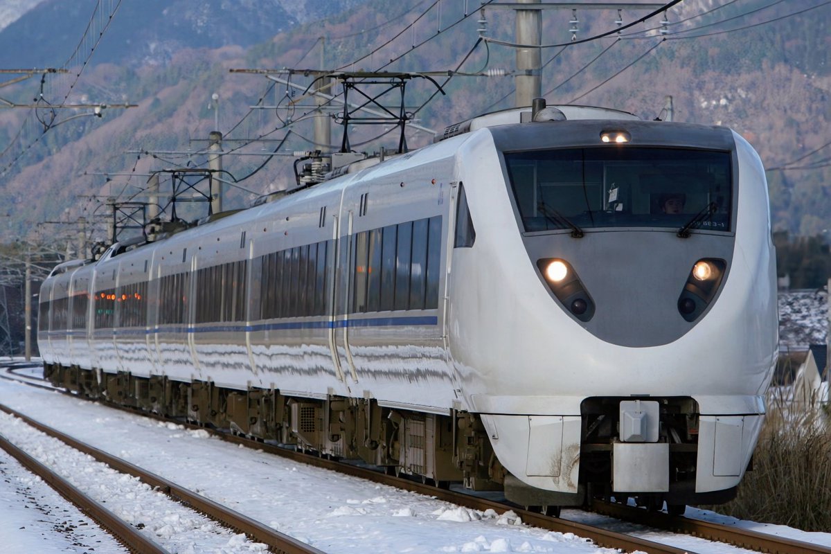 683系0番台の旧塗装と新塗装です。落ち着いた色合いの旧塗装のほうが