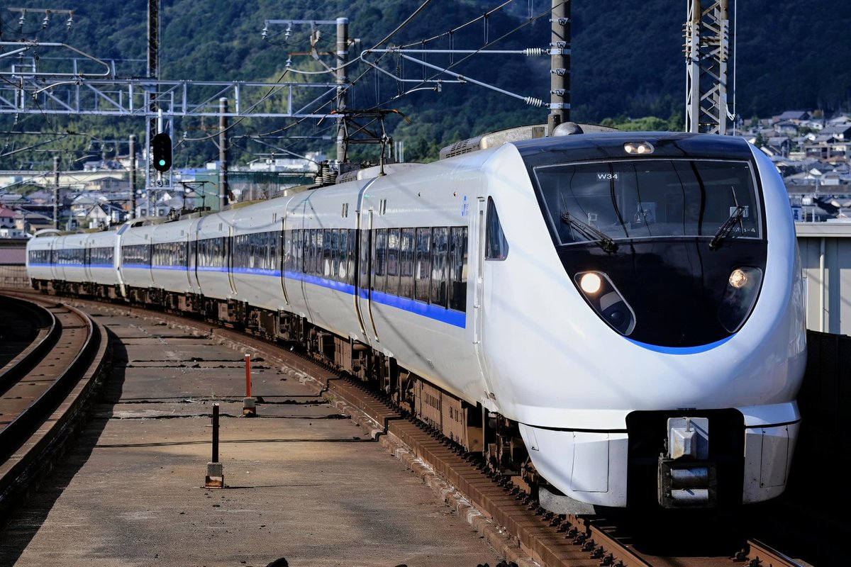 683系0番台の旧塗装と新塗装です。落ち着いた色合いの旧塗装のほうが