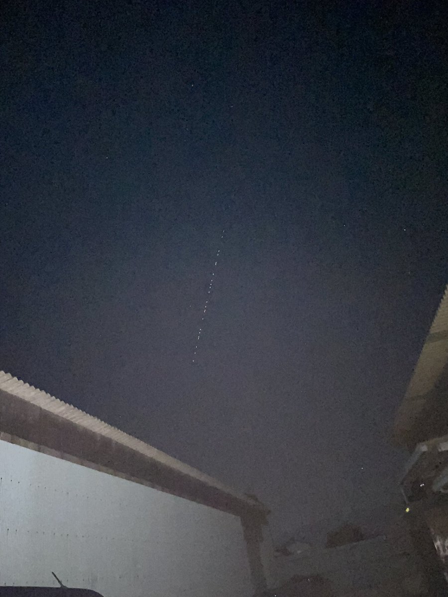 Hamilpon's tweet photo. 空に浮かぶ光の列？のような物、、、少しずつ動いて2分ほどで消えました🙄🙄
なんだったんだろー🤔 https://t.co/4b9kQy4ns7