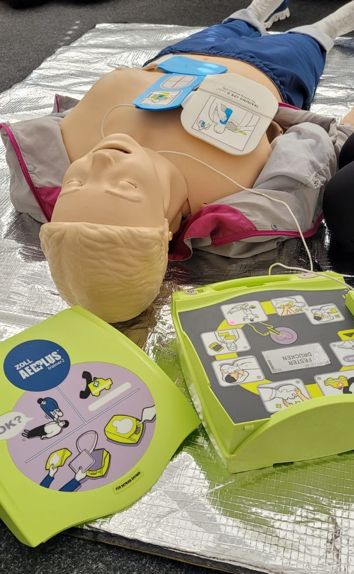 SpreeAmbulance's tweet photo. 👉 Jetzt anmelden:
 https://t.co/Dz2GVjHp8F
⭐ Unsere Kurse im Januar 2026 – Spree-Ambulance Ausbildungszentrum ⭐
Wir machen Sie fit für den Notfall.

🩺 1. Erste-Hilfe-Ausbildung
📅 Sa, 10.01.2026 | 08:00–15:30 Uhr
📅 Di, 20.01.2026 | 08:00–15:30 Uhr
📅 Sa, 31.01.2026 | 08:00–15:30 Uhr

📍 Bitterfelder Straße 21, 12681 Berlin
🔗 Anmeldung: https://t.co/Dz2GVjHp8F
💰 55 Euro für Privatpersonen
💼 Kostenübernahme durch BG oder Unfallkasse möglich, vollständig ausgefülltes BG-Formular oder Gutschein erforderlich
📄 Zertifikat nach DGUV Vorschrift 1 und §19 FeV

📚 Inhalte
Notruf und Rettungskette
Stabile Seitenlage
Wiederbelebung und AED
Wundversorgung
Unfallmanagement und praktische Übungen
Geeignet für betriebliche Ersthelfende, Führerscheinanwärter PKW BUS LKW KRAD, Trainer, Industriekletterer und alle Interessierten.
🔄 2. Erste-Hilfe-Fortbildung
📅 Do, 15.01.2026 | 08:00–15:30 Uhr
📍 Bitterfelder Straße 21, 12681 Berlin
🔗 Anmeldung: https://t.co/Dz2GVjHp8F
💼 Kostenübernahme durch BG oder Unfallkasse möglich, Original-BG-Formular erforderlich
⛔ Nicht für Führerscheinbewerber geeignet
📄 Zertifikat nach DGUV Vorschrift 1
📚 Inhalte
Auffrischung der Ersten Hilfe
Notfallmanagement
Stabile Seitenlage
Wiederbelebung und AED
Aktuelle Wundversorgung
Praxisnahe Übungen und Fallbeispiele

🚑 3. Transportsanitäter 60h
📅 19.01.–28.01.2026
📍 Bitterfelder Straße 21, 12681 Berlin
🔗 Anmeldung: https://t.co/Dz2GVjHp8F
💰 499 Euro

🚨 4. Rettungssanitäter-Ausbildung 520h
📅 19.01.–17.04.2026
📍 Bitterfelder Straße 21, 12681 Berlin
⏱ Dauer ca. 3 Monate
💰 Mehrere Preismodelle verfügbar
🔗 Anmeldung: https://t.co/Dz2GVjHp8F
#ErsteHilfe #ErsteHilfeKurs #Notfalltraining #Lebensretten #DGUV #Führerschein #BetrieblicheErsthelfer #Unfallkasse #Rettungsdienst #Transportsanitäter #Rettungssanitäter #SpreeAmbulance #Berlin #Ausbildung #Ausbildungszentrum