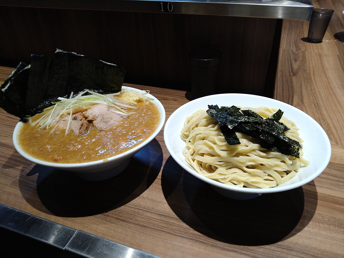 らーめん菊
16:45並びなし👭
和風わさびつけ麺(400g)
ニンニクヤサイアブラのりトッピング
今日も麺が美味い✨
美味かった(｡･ω･)y-ﾟﾟﾟ