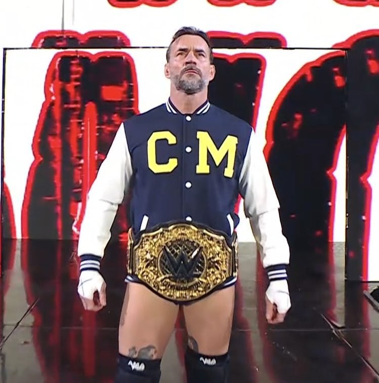 SrAlexGomez's tweet photo. CM Punk es un experto del juego mental. El siguiente nivel de los detalles del wrestling. Llevó una chaqueta como la del padre de Bron Breakker.

Cositas así molan mucho. https://t.co/Wo7oNRYK2k