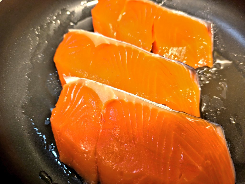 サーモンピンク」って、こういう色じゃなかったかなぁ🤔 #ss775 #白