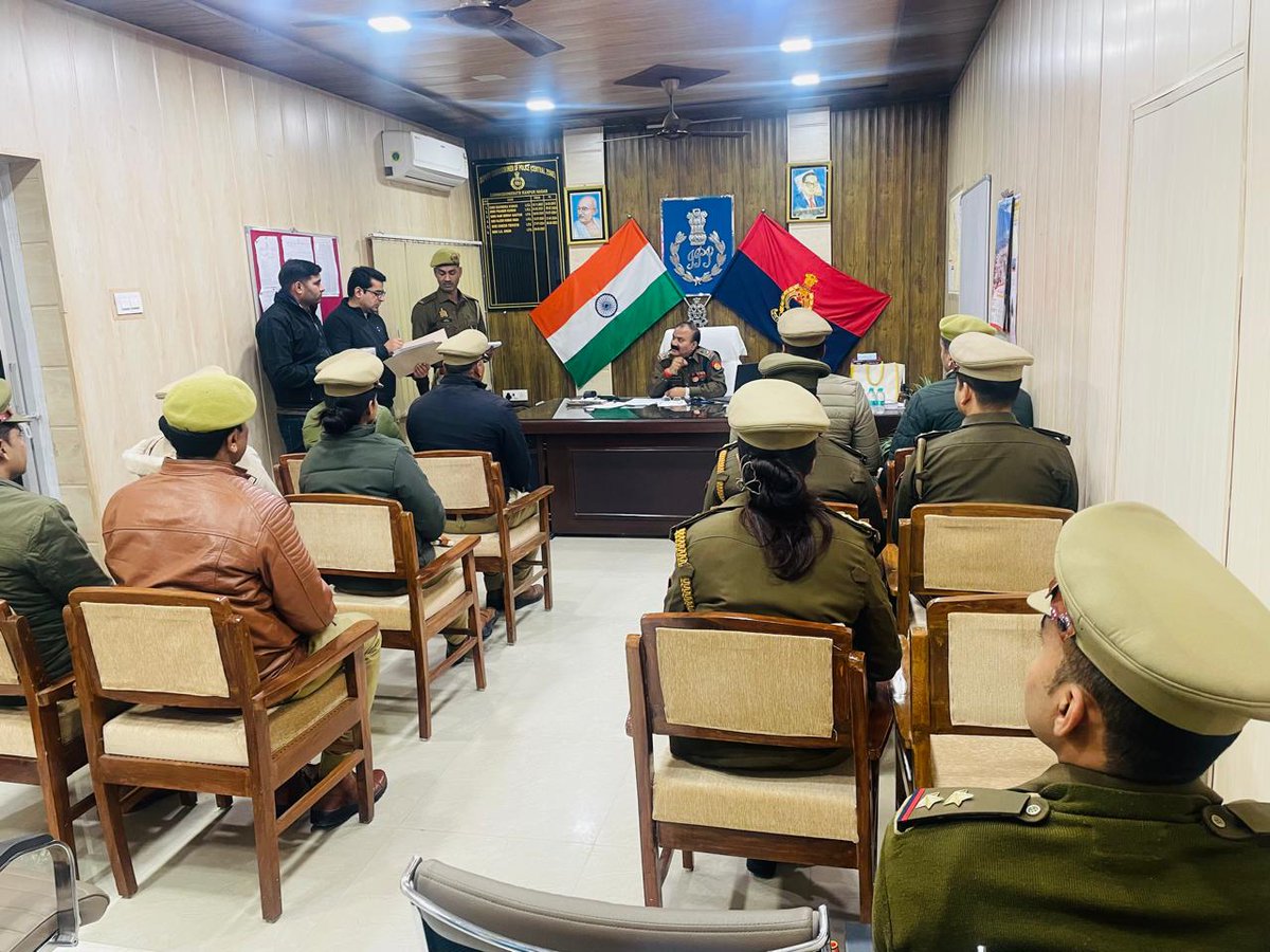 kanpurnagarpol's tweet photo. दिनांक 06.01.2026 को पुलिस उपायुक्त सेन्ट्रल, श्री श्रवण कुमार सिंह द्वारा सेन्ट्रल जोन कार्यालय पर साइबर अपराध की रोकथाम, त्वरित कार्यवाही एवं जन-जागरूकता के सम्बन्ध में गोष्ठी आयोजित की गई।
गोष्ठी में सेन्ट्रल जोन के समस्त थानों पर नियुक्त साइबर प्रभारी एवं अन्य पुलिस अधिकारी/कर्मचारी उपस्थित रहे।
गोष्ठी में निम्न बिन्दुओं पर विशेष रूप से चर्चा एवं दिशा-निर्देश दिए गए:
1.बढ़ते साइबर अपराधों (ऑनलाइन ठगी, बैंक/UPI फ्रॉड, सोशल मीडिया हैकिंग, फर्जी कॉल, OTP फ्रॉड आदि) पर प्रभावी नियंत्रण।
2.NCRP (National Cyber Crime Reporting Portal) का अधिक से अधिक उपयोग सुनिश्चित करने के निर्देश।
3.आम नागरिकों को NCRP पोर्टल की जानकारी देकर जागरूक करने हेतु निर्देश पोर्टल वेबसाइट: -https://t.co/fDrtvlWUaU
4.साइबर अपराध की स्थिति में तत्काल शिकायत हेतु साइबर टोल-फ्री नम्बर 1930 का व्यापक प्रचार-प्रसार।
5.पीड़ितों की त्वरित सहायता, बैंक खातों/लेन-देन को शीघ्र फ्रीज कराने हेतु समयबद्ध कार्यवाही सुनिश्चित करना।
6.प्रत्येक थाने पर साइबर शिकायतों के गुणवत्तापूर्ण निस्तारण एवं सतत मॉनिटरिंग पर बल।
7.आमजन को जागरूक करने हेतु सोशल मीडिया,जन-चौपाल,थाना स्तर पर जागरूकता अभियान ,पम्पलेट/पोस्टर के माध्यम से प्रचार
8.नागरिकों को यह जानकारी देना कि:किसी भी अनजान कॉल/लिंक/QR कोड पर विश्वास न करें ।,OTP, बैंक विवरण, UPI पिन किसी से साझा न करें।
9.साइबर प्रभारी अधिकारियों को तकनीकी दक्षता बढ़ाने, नियमित प्रशिक्षण लेने एवं आपसी समन्वय से कार्य करने के निर्देश।
10.प्रत्येक साइबर अपराध में तकनीकी साक्ष्यों के संकलन एवं विधिक प्रक्रिया का पालन सुनिश्चित करने पर जोर।

@Uppolice 
@Dcpcentralknr