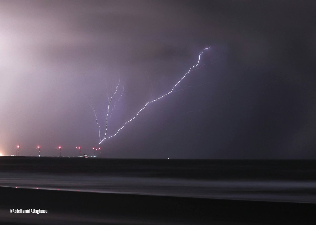 Art_of_thunders's tweet image. ⚡ Prachtige foto's van opwaartse bliksem gisteravond bij de Maasvlakte. Dit kwam voort uit een sneeuwbui die daar langs trok. Ook wel thundersnow genoemd. 

Foto's van Abdelhamid Attaghzaoui. 

#onweer 
#sneeuw