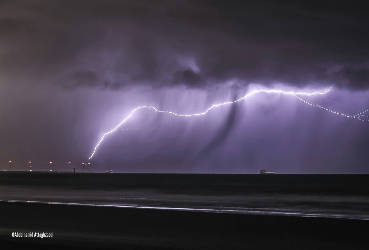 Art_of_thunders's tweet image. ⚡ Prachtige foto's van opwaartse bliksem gisteravond bij de Maasvlakte. Dit kwam voort uit een sneeuwbui die daar langs trok. Ook wel thundersnow genoemd. 

Foto's van Abdelhamid Attaghzaoui. 

#onweer 
#sneeuw