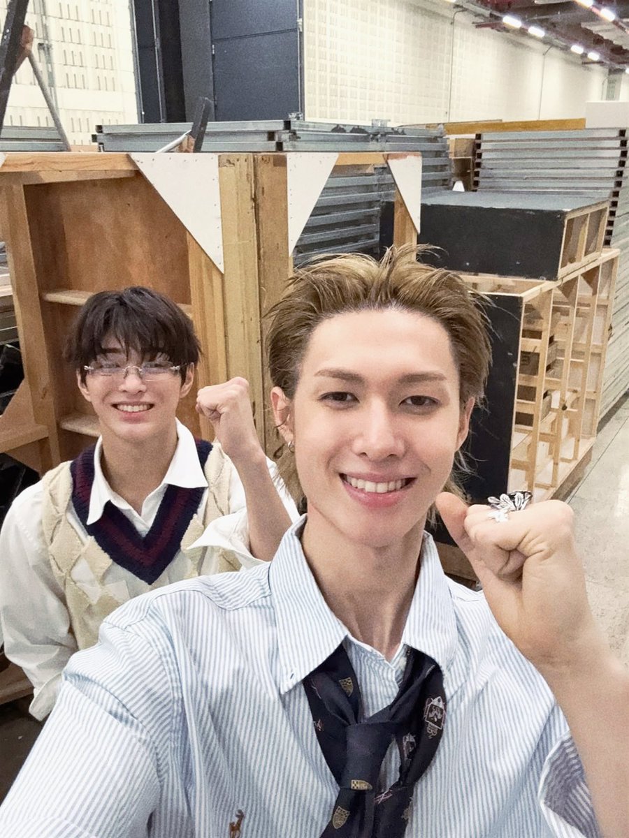 fileskeonho's tweet photo. #keonho with martin https://t.co/2j24Os7d10