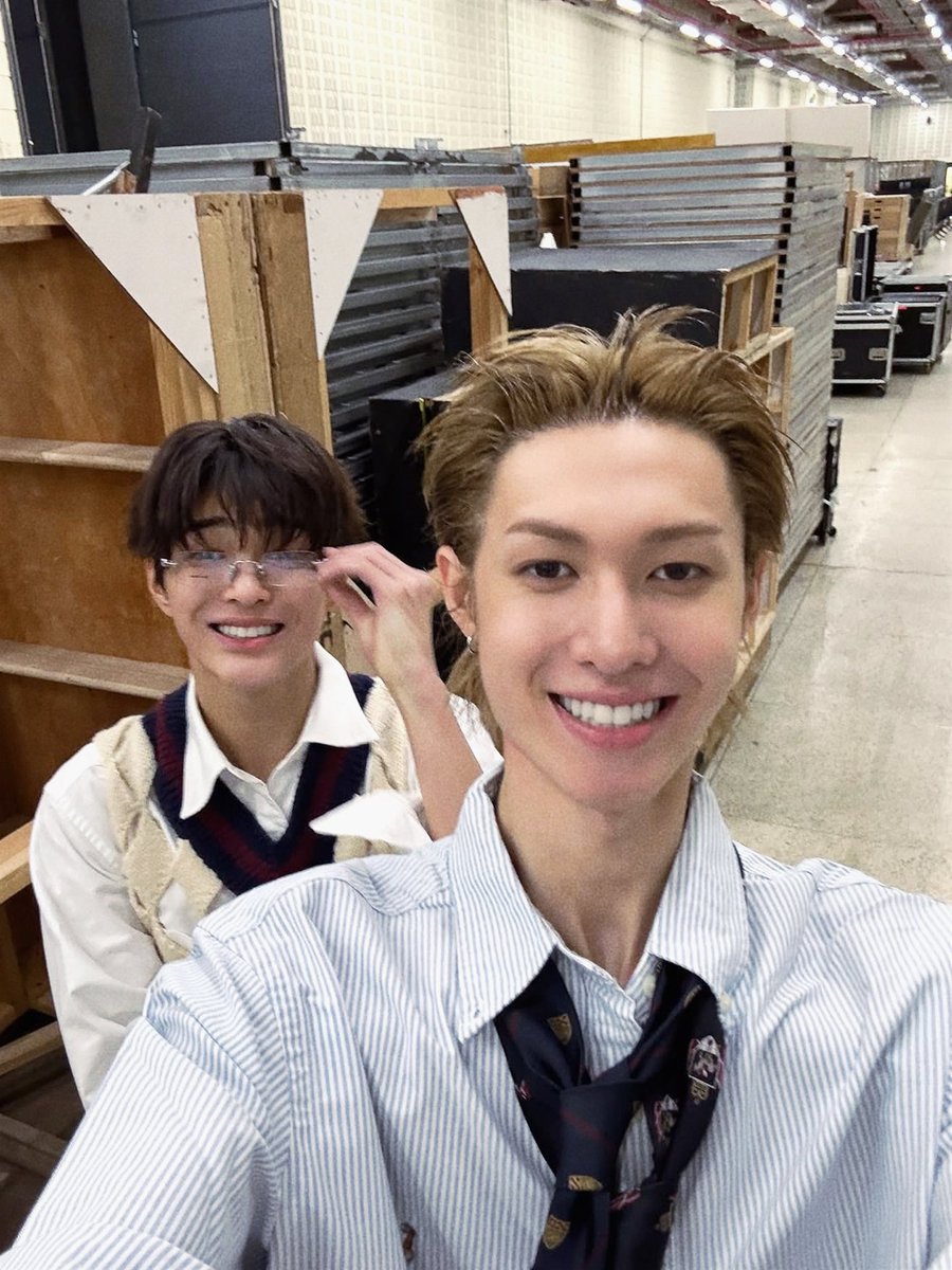 fileskeonho's tweet photo. #keonho with martin https://t.co/2j24Os7d10