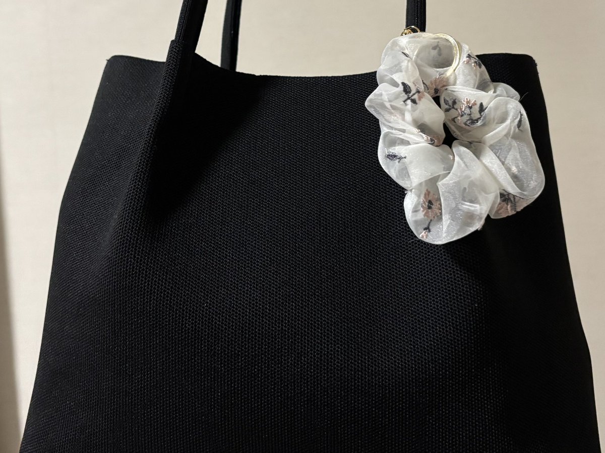 衣装生地シュシュはバックのチャームにできるように加工してみた