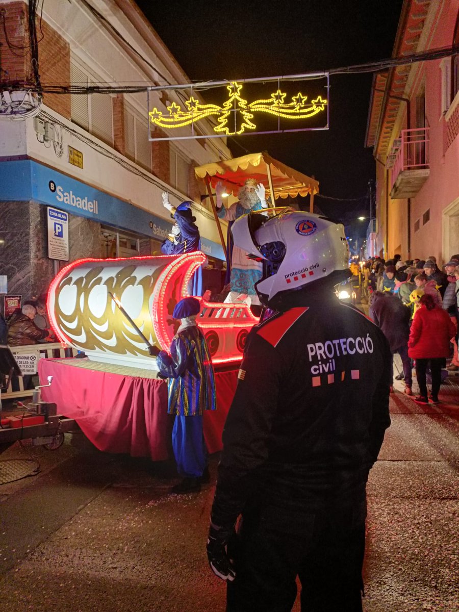 AVPC_NVC's tweet image. Un any més #protecciocivil #navarcles hem estat ajudant al dispositiu de seguretat de la #cavalcadadereis juntament amb #guardiamunicipal i #brigadamunicipal #emergenciescat @ajnavarcles @AVPC_NVC