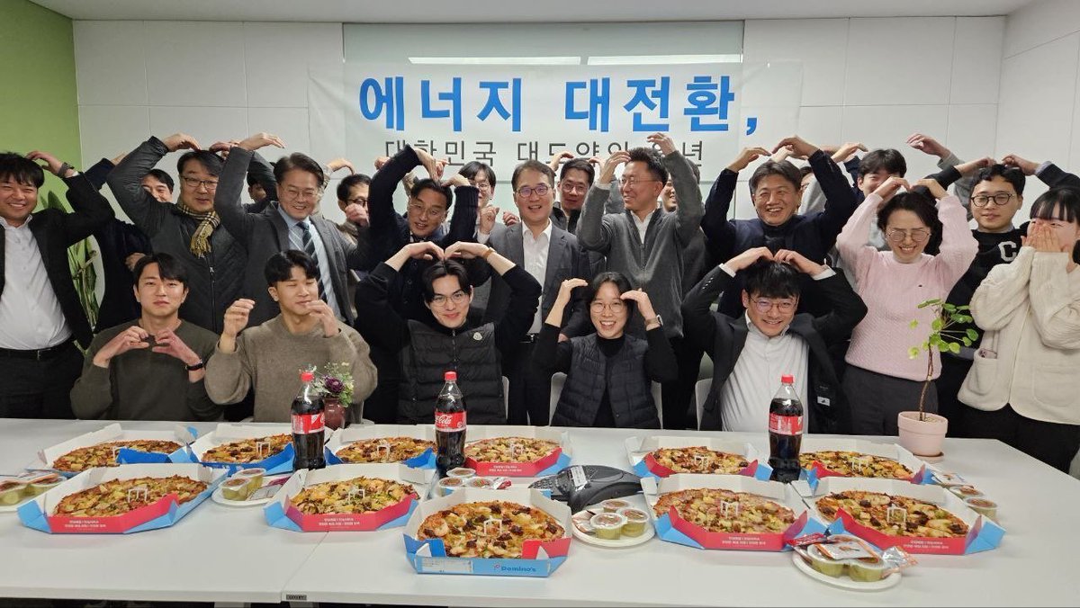 피자 배달이요~! 🛵 

오늘 기후에너지환경부 에너지전환정책실에 
대통령님의 깜짝 간식 🍕PIZZA가 도착했습니다!

덕분에 그동안 수고한 기후부 직원들의 얼굴에도 
웃음꽃이 활짝 PIZZA! 😊

기후부는 에너지 대전환으로 
대한민국의 도약을 이끌어 가겠습니다.

🌏 기적같은 행성 지구의 
탈탄소