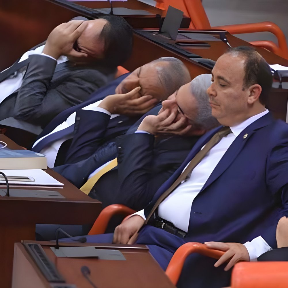 Milletvekili maaşı 273 bin TL’ye, emekli milletvekillerinin maaşı 177 bin TL’ye yükseldi.

— Hem milletvekili hem de emekli olanların maaşı ise 450 bin TL’yi bulacak.

(Sözcü - Erdoğan Süzer)