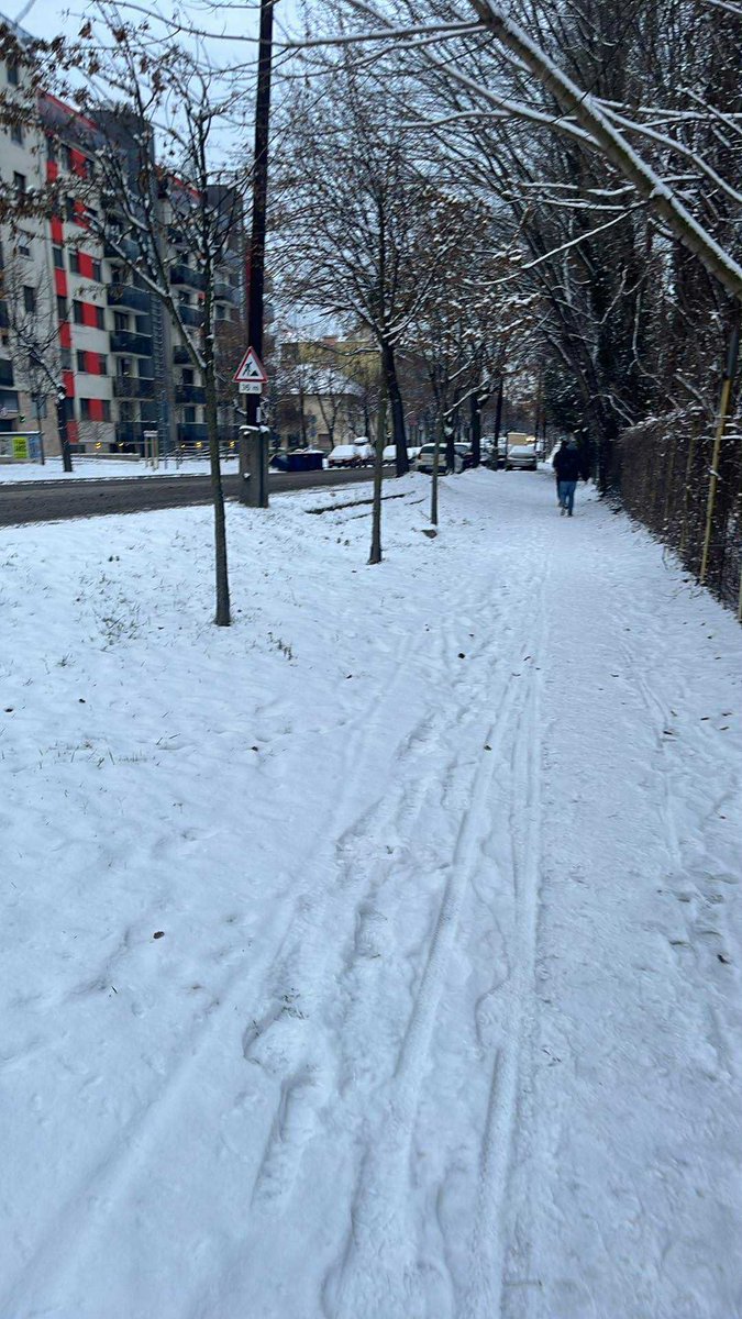 朝6時、就労ビザ更新のため外国人移民局へ。今日に限って−5°で雪(ブダペストの雪率は東京並)❄️
予約制度が無く、氷点下で2時間とか並ばされた頃から比べたら大分マシだなぁ、、、と思いつつ毎回足取りは重い。何故か更新日が真冬の私。