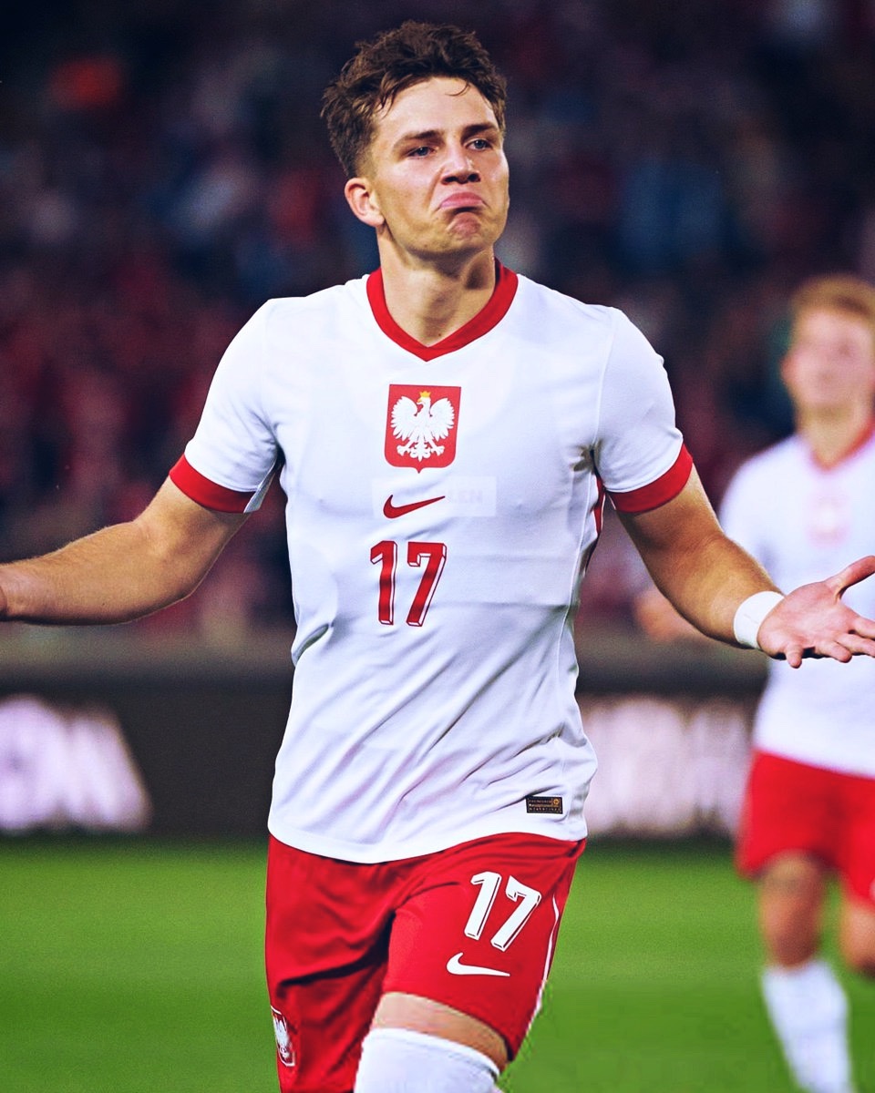 RisingStarXI's tweet photo. 🐉💥 𝐅𝐂 𝐏𝐎𝐑𝐓𝐎 signed an 𝐄𝐋𝐈𝐓𝐄 𝐖𝐎𝐍𝐃𝐄𝐑𝐊𝐈𝐃

• Name: Oskar Pietuszewski • Born: 20 May 2008 (17 years old) • Nationality: Polish 🇵🇱 • Position: LW/RW • Current Club: Jagiellonia Białystok • Youth System: Jagiellonia Białystok Academy • Height: 1.79 m • Potential: 9.4/10
• Similar Type of Player: Kenan Yildiz

Oskar Pietuszewski is a fearless and dynamic winger who thrives in isolation against defenders. 

He plays with high intensity, using explosive acceleration and close control to beat his man on either flank. Comfortable cutting inside or attacking the byline, he brings unpredictability and directness to the final third. 

His decision-making has improved rapidly, showing better timing in passes and a growing end product in terms of goals and assists. 

Confident at senior level despite his age, he presses aggressively, tracks back when needed, and shows the personality to demand the ball in big moments.

He has already a lot of experience at the senior level (48 senior games played including European competitions).

The best polish young talent right now.