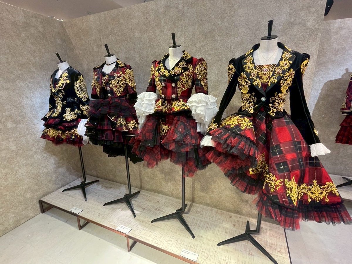 shinobukayano's tweet photo. 地震は大丈夫でしたか？
そんな中 #AKB48大衣装展 に御来場頂きありがとうございました😌
#AKB48 メンバーも来てくれたり、ファンの皆にも会えて色々な話も出来て私も楽しかったです☺️
#NMB48 からお花も！優しい🥹
今回は更に武道館衣装やNHK紅白歌合戦の衣装も飾っているので、良かったら来てね🫶 https://t.co/GCDgNmSGwh