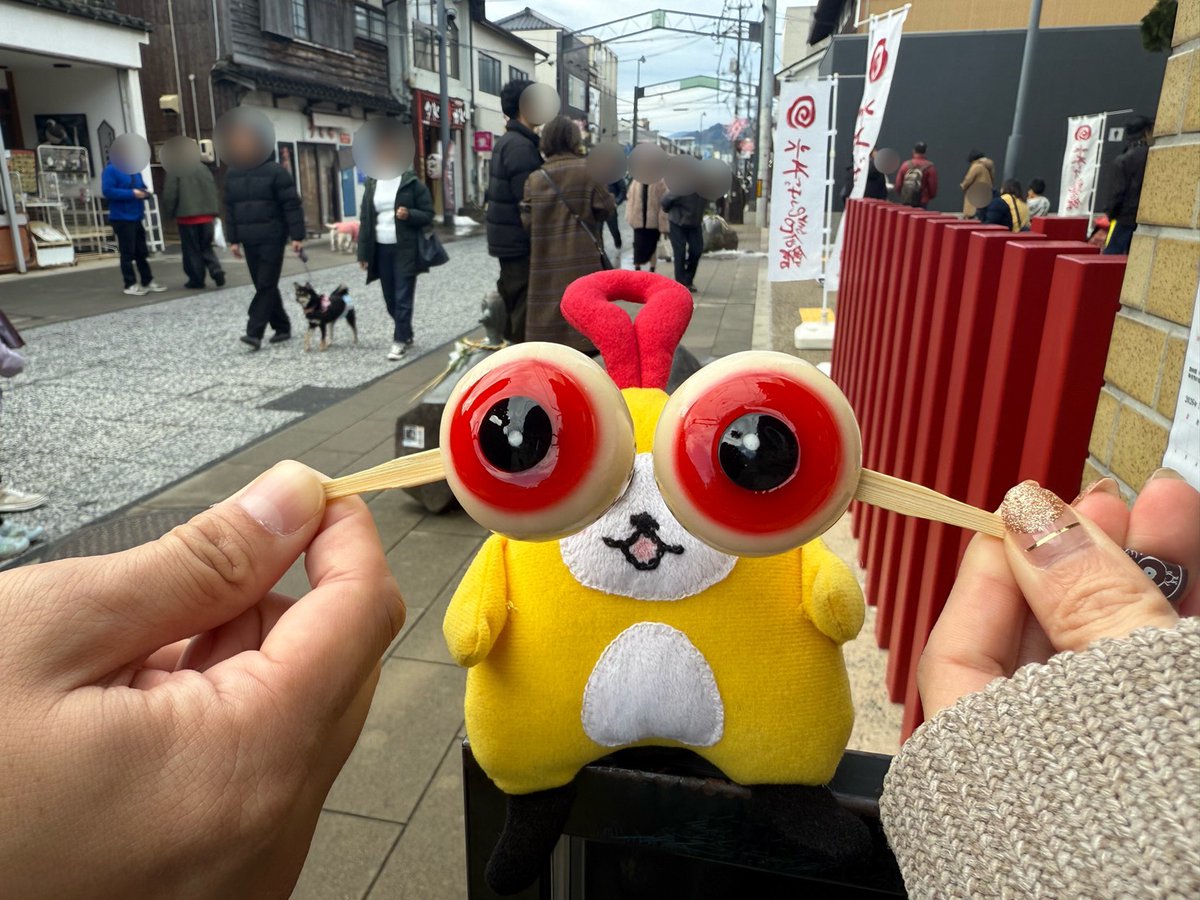 この目、だ〜れだ？👀

#あうもん 年末年始に
とある場所へおでかけしてきました✈️
歩くだけでたくさんキャラクターたちに会えて楽しかった…！💛

写真の場所と誰の目か分かったら、
ぜひコメントで教えてね👇

ヒント：妖怪がいっぱいのあの場所…🧟🌙