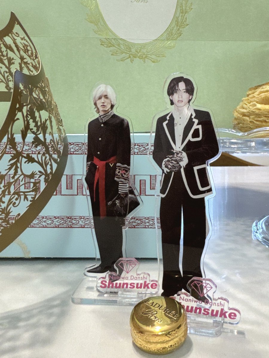 ガレットデロワ👑今年はラデュレで購入🧁 マカロンを象った金色の