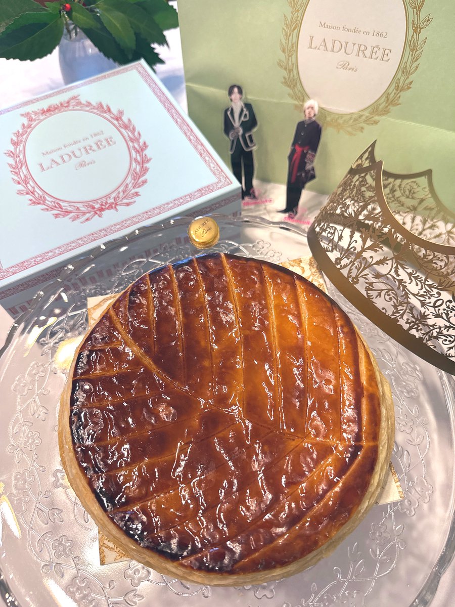 金土日セール中❣️入手困難ラデュレ ❤︎ ラクロワ❤︎ コラボフェーヴ❤︎ガレットデロワ ガレットデロワ👑今年はラデュレで購入🧁 マカロンを象った金色の