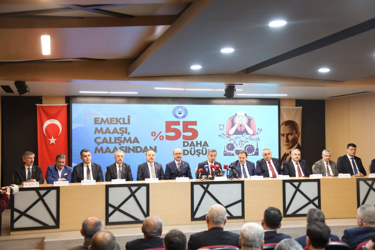 3600 EK GÖSTERGE VE YARDIMCI HİZMETLER SINIFI

🔴Kamu-Sen, Cumhurbaşkanı tarafından daha önce verilen 3600 ek gösterge sözünün yerine getirilmesini, birinci dereceye gelen tüm kamu görevlilerinin bu haktan yararlanmasını istedi. Yardımcı Hizmetler Sınıfı personelinin Genel İdare