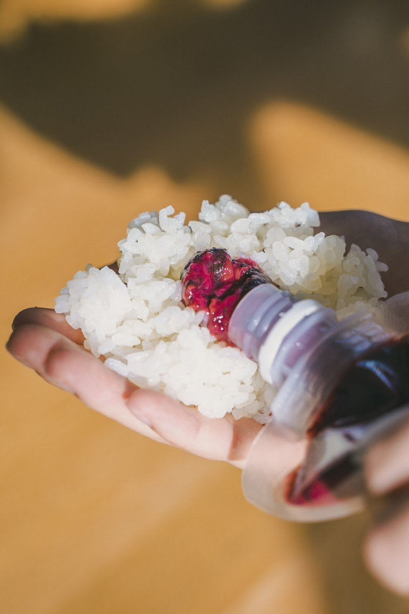 _UMEBOYS_1904's tweet image. 雹に当たって傷ついた梅たち。見た目は痛々しいけど、味も香りも最高。
だから硬くなった部分を取って、種を取って、塩と紫蘇だけの【梅肉チューブ】にしました。

傷のない国産梅は不足していますが、傷のある梅を使った国産の梅肉チューブは和歌山にまだあります。
ぜひこちらを選んでほしいです🙇