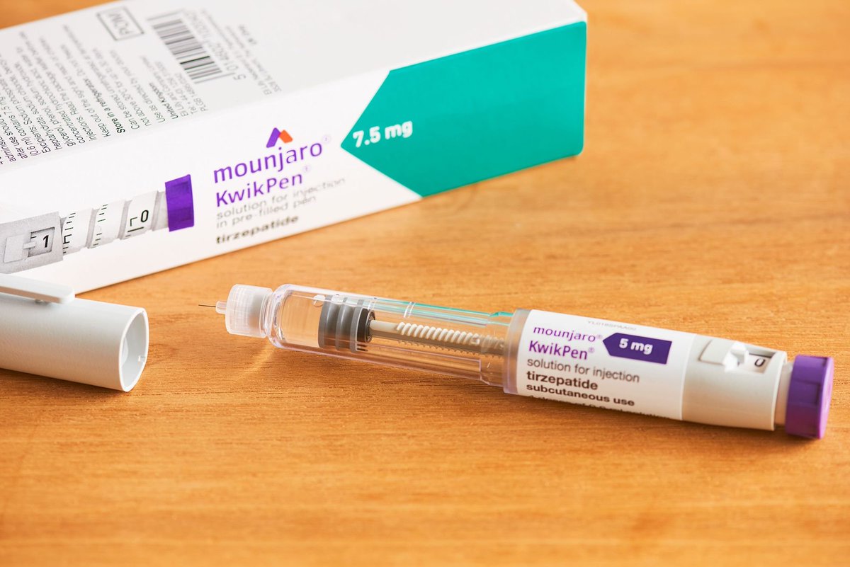 일라이 릴리 $LLLY 가 중국 내 마운자로(Mounjaro) 가격을 대폭 인하했습니다. 거의 1/3 수준?? ​중국 전자상거래 플랫폼  징동닷컴(JD) 기준, 한 달 치 최저 용량 가격은 출시 당시 252달러에서 86달러로 낮아졌으며, 최고 용량은 680달러에서