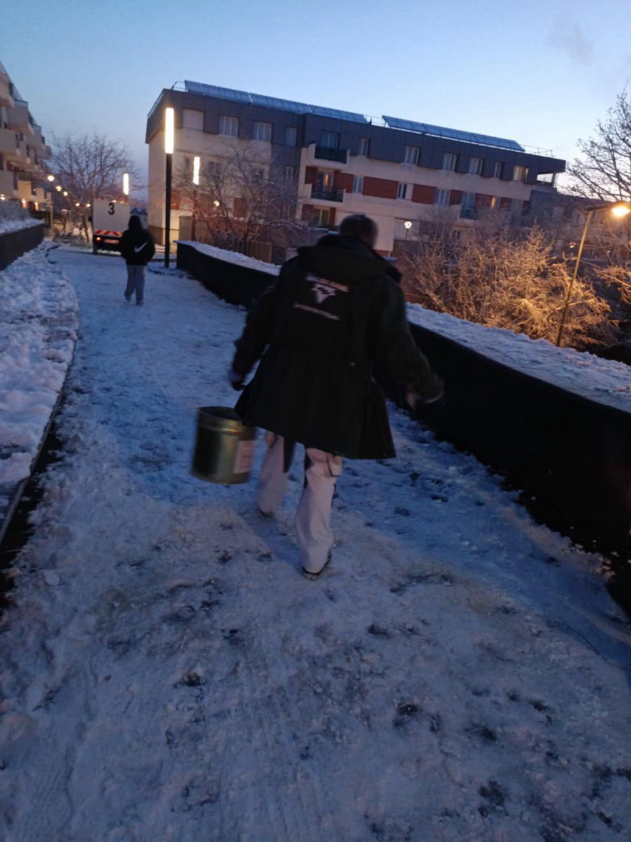 valdereuil_info's tweet photo. ❄️ Mobilisation des agents municipaux dès l’aube !
Depuis 5h30 ce matin, les agents municipaux de Val-de-Reuil sont pleinement mobilisés et le resteront tout au long de la journée pour assurer la sécurité de tous : déneigement, déglaçage et sablage des routes de la commune. https://t.co/byZoX01z2G