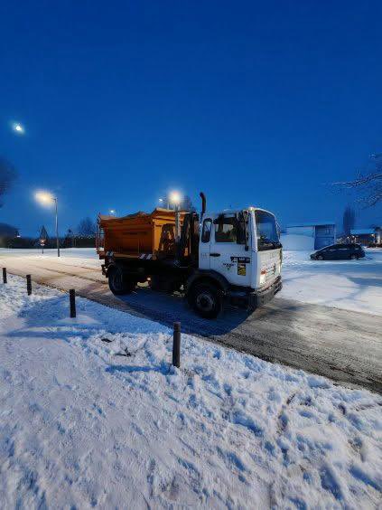 valdereuil_info's tweet photo. ❄️ Mobilisation des agents municipaux dès l’aube !
Depuis 5h30 ce matin, les agents municipaux de Val-de-Reuil sont pleinement mobilisés et le resteront tout au long de la journée pour assurer la sécurité de tous : déneigement, déglaçage et sablage des routes de la commune. https://t.co/byZoX01z2G