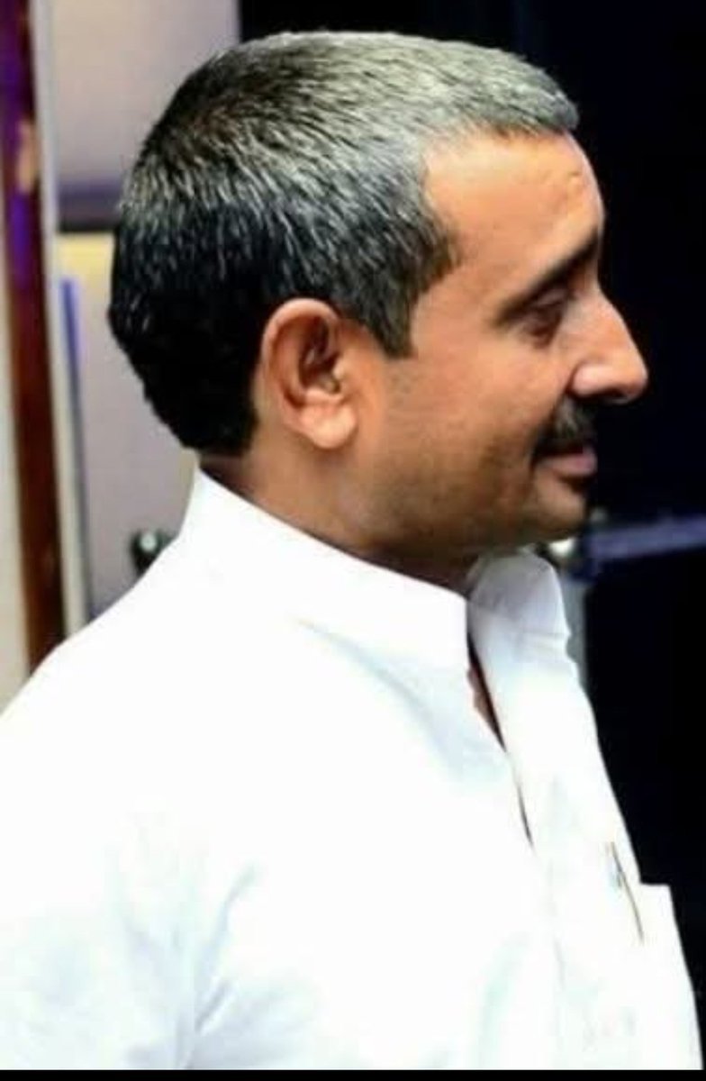 A_sengar_'s tweet photo. पूरे आठ वर्ष व्यतीत होने को हैं तथाकथित दुष्कर्म प्रकरण दिन ब दिन नया रूप लेता जा रहा है सजाएं मौत की मांग करने वाली तथाकथित पीड़िता व उसके पारिवारिक सदस्य,नित नए बनने वाले सहयोगी फर्जी वाहवाही और आत्ममुग्धता भरी लोकप्रियता का शिखर चूमने की आतुरता में मशगूल हैं किसी को यह नहीं सूझता कि प्रत्येक घटनाक्रम हमेशा दो पहलुओं से जुड़ा होता है एक सकारात्मक और दूसरा नकारात्मक यह भी जगविदित है कि तथाकथित पीड़िता के पिता और चाचाओ का लंबी फेहरिस्त में अपराधिक इतिहास है ऐसे में पीड़िता उसके परिजन और साथ हुए सुविधावादी सहयोगियों की पड़ताल की भी आवश्यकता प्रतीत है वर्षों से सुरक्षा में लगे सी आर पी एफ के जवान भी मिलने जुलने वालों और इन सबके निजी जीवन में व्याप्त चारित्रिक चिंतन की संपूर्ण जानकारी दे सकते हैं क्योंकि पूरे देश में कलम और तलवार की धनी धरती उन्नाव इस गंभीर घटनाक्रम से अभिशप्त है 
राजनैतिक क्षितिज में प्रधान पद के निर्विरोध निर्वाचन से लेकर लगातार चार मर्तबा विधायक पद को सुशोभित करते हुए अपनी धर्मपत्नी को जिला पंचायत अध्यक्ष निर्वाचित करा पाना हर किसी के वश की बात भी नहीं है वैसे भी किन्हीं दो लोगों में मारपीट और निरंतर रार बनते जाना इसमें भी प्रायः दोनों पक्षों की छोटी छोटी गलतियां अक्सर बड़ा रूप ले लेती हैं और इस समूचे घटनाक्रम में भी ऐसा ही हुआ है लेकिन जनप्रिय लोकप्रिय जातिवाद से परे होकर जिस तरह से हम सबने जनमानस के बीच श्री कुलदीप सिंह सेंगर को पाया है 
तो उस सबसे माखी गांव ही नहीं पूरे जिले की आवाज कानून विदो ,रक्षकों , न्याय के मंदिर स्वरूप स्थापित माननीय अदालतों को सुनना ही चाहिए मेरी समझ के मुताबिक माननीय सर्वोच्च न्यायालय को किसी भी असाधारण मामले में आरोप तय हो जाने के बाद भी पहले की जांच प्रक्रिया के विस्तार के रूप में पुनर्जांच के लिए आदेश करने का सम्पूर्ण अधिकार है ऐसा करने से नई नई जानकारियां सुबूत के रूप में सामने आ सकती है क्योंकि माननीय सर्वोच्च न्यायालय का काम ही सच्चाई तक पहुंचना और निष्पक्ष न्याय सुनिश्चित करना रहा है, है, और सदैव रहेगा भी यहां यह भी गौर करना होगा कि किसी भी आरोपी को "जीवन और स्वतंत्रता के अधिकार"के तहत निष्पक्ष सुनवाई पाने का अधिकार है 
इधर करीब दस वर्षों के अंतराल में सोशल मीडिया की फूहड़ और गैर जिम्मेदाराना सक्रियता के बाद से प्रिंट/इलेक्ट्रॉनिक मीडिया अचंभित और हलाकान है लिहाजा वह भी उसी राह पर चल पड़ी है जिसमें चाहे सारा का सारा रोम भले जल जाए लेकिन न्यूरो की बांसुरी का बेसुरा राग सतत् गूंजता ही रहे टी आर पी की क्षुधा अशांत अवस्था में जा पहुंची है और यही इस पूरे प्रकरण की असल इन्वेस्टिगेशन बनकर उभरी है 
मेरा प्रत्येक वर्ग,जाति सम्मानित पुरुष/सम्मानित महिला, युवा जन आदि सभी से विनम्र अनुरोध है कि अत्यंत गंभीर बन चुके इस मामले में बेहद शांतिपूर्ण ढंग से जनांदोलन का रूप दें ताकि भविष्य के दृष्टिगत सार्वजनिक जीवन जीने वाले जनप्रतिनिधियों समाजसेवियों को राहत मिल सके क्योंकि अब उपजी इन परिस्थितियों में जो तटस्थ हैं समय उनका भी इतिहास जरूर लिखेगा ||

लेखक 18 वर्ष विभिन्न सम्मानित समाचार पत्रों में पत्रकारिता क्षेत्र से जुड़े रहने के बाद वर्तमान समय नगर पालिका परिषद उन्नाव में लगातार तीसरी मर्तबा सभासद हैं

#unnaokasach #unnaokasach #unnaokasach #unnaokasach 
#unnaokasach
