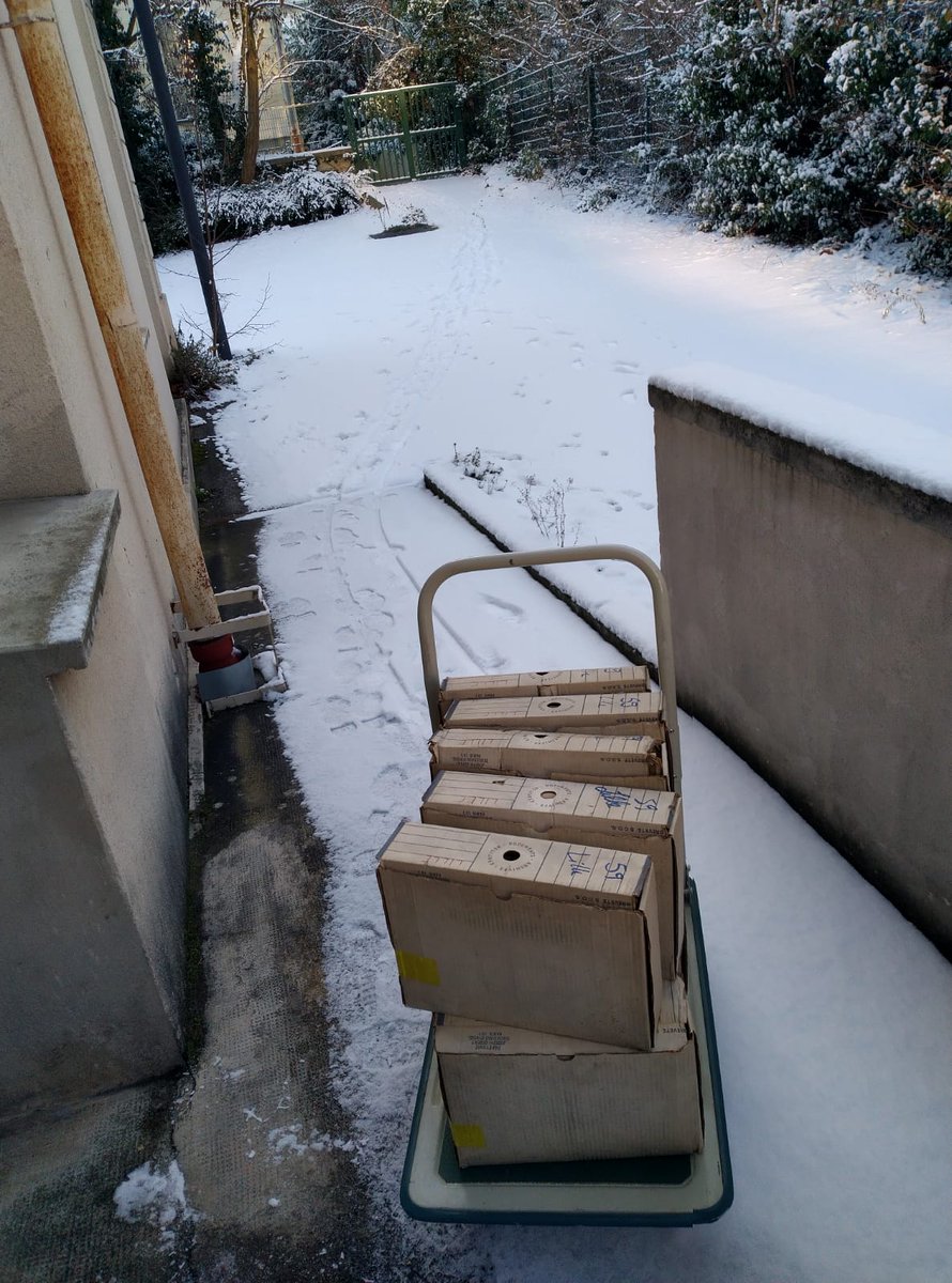 La #neige n'arrête pas notre magasinier. Et tout ça, sans pneu neige !