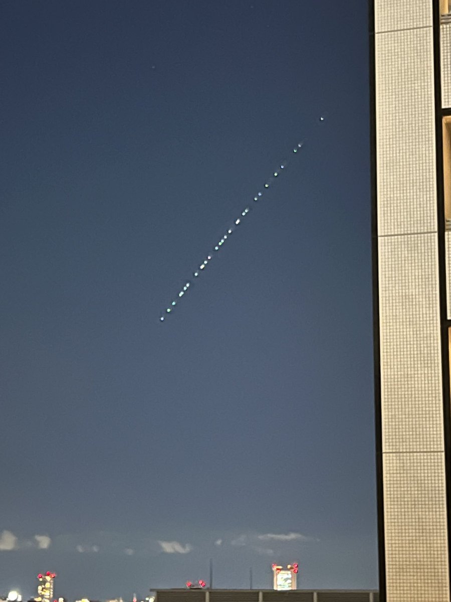 e_nskd8's tweet photo. えー！これなにー！！！
空に光の飛行物体連なって動いていたんだけど笑
自分だけかと思ったら見てる人東京だけじゃないみたいだから宇宙のやつなの？🚀🌏°.✧⚡︎🥺 https://t.co/DYVuwsDwtH