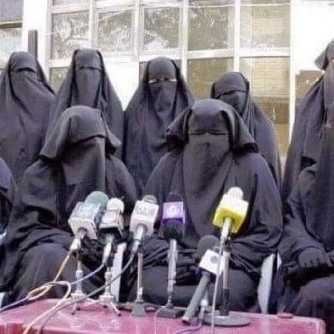 Omas gegen Rechts bei Pressekonferenz, Berlin 2037
