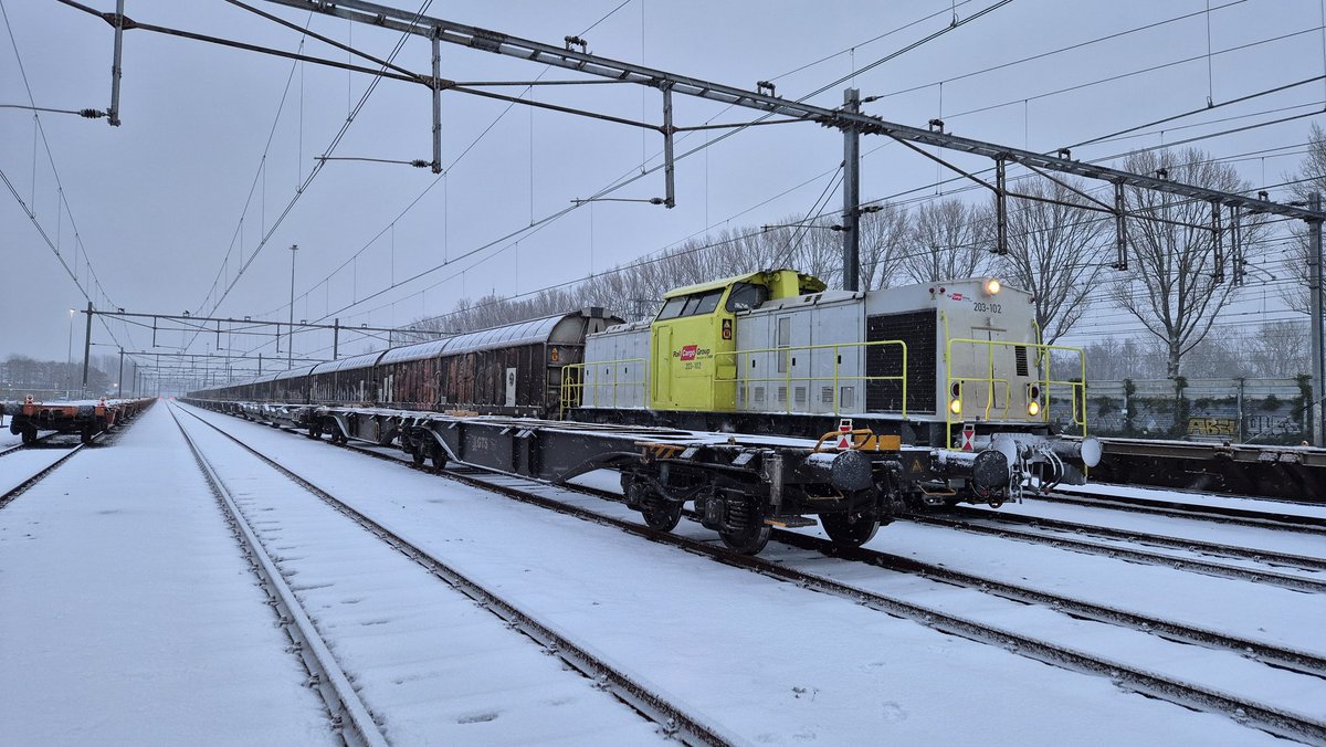 DJGerrits's tweet photo. Maandag weer een goederendienstje gehad. Treintje ophalen van ijselmonde, droppen op lage zwaluwe en met 8 wagens door naar de moerdijk om de wagens bij wupperman trein plaatsen. Mooi dagje in de sneeuw om ploegen. Was optijd klaar voordat de wissels het begaven op lage zwaluwe. https://t.co/JYMSoe9Prl