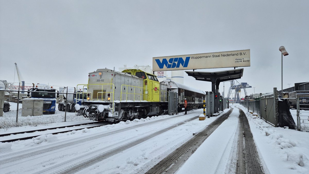 DJGerrits's tweet photo. Maandag weer een goederendienstje gehad. Treintje ophalen van ijselmonde, droppen op lage zwaluwe en met 8 wagens door naar de moerdijk om de wagens bij wupperman trein plaatsen. Mooi dagje in de sneeuw om ploegen. Was optijd klaar voordat de wissels het begaven op lage zwaluwe. https://t.co/JYMSoe9Prl